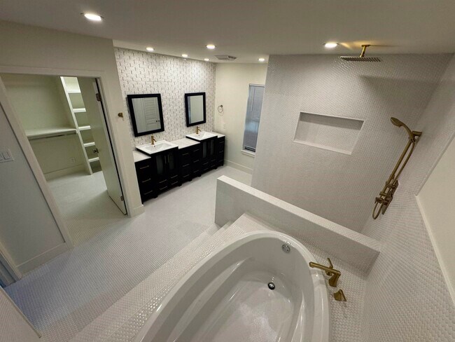Building Photo - 13 Royale Cir