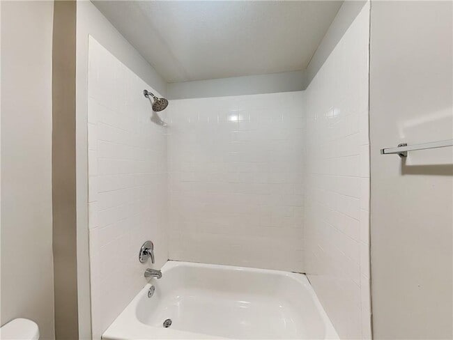 Building Photo - 1020 Camelot Dr