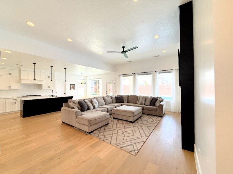 Building Photo - 6264 Sonic Dr