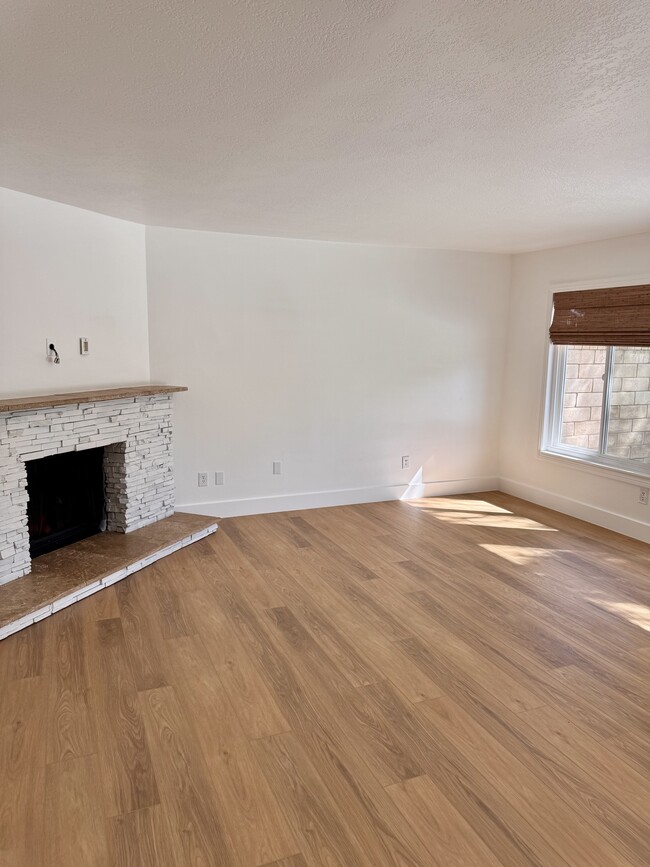 Building Photo - 23940 Vía Rosa Linda