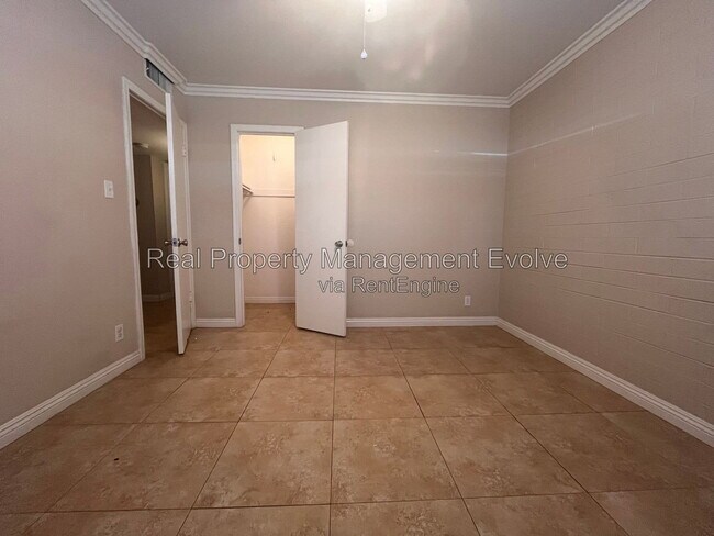 Building Photo - 12076 N Pebble Beach Dr