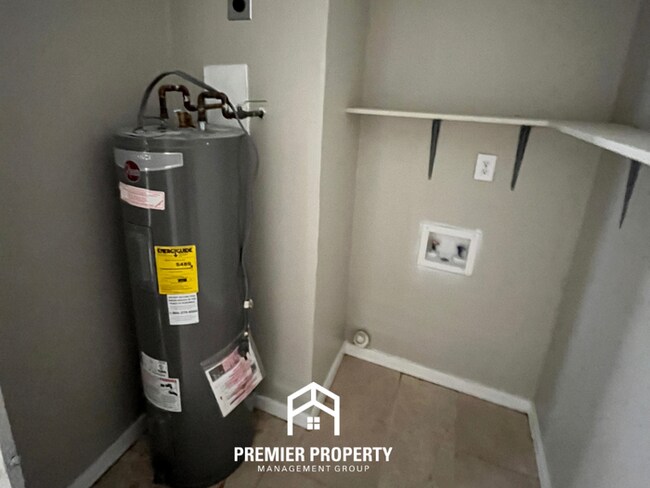 Building Photo - Spacious 3BR/1.5BA in Memphis - Open Kitchen, Dining Room & Private Backyard