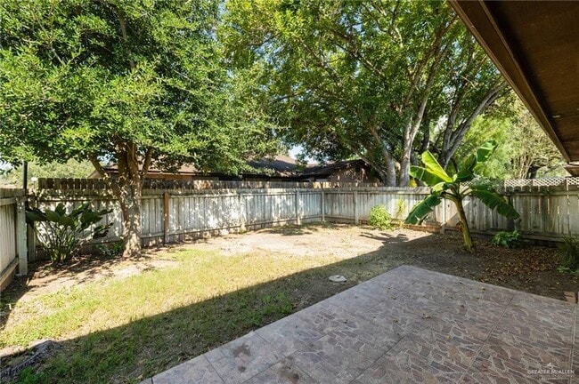 Building Photo - 15 Camelot Dr