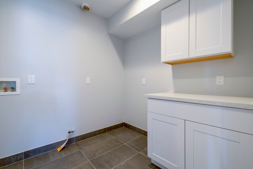 Building Photo - 3965 Carpenter Ave