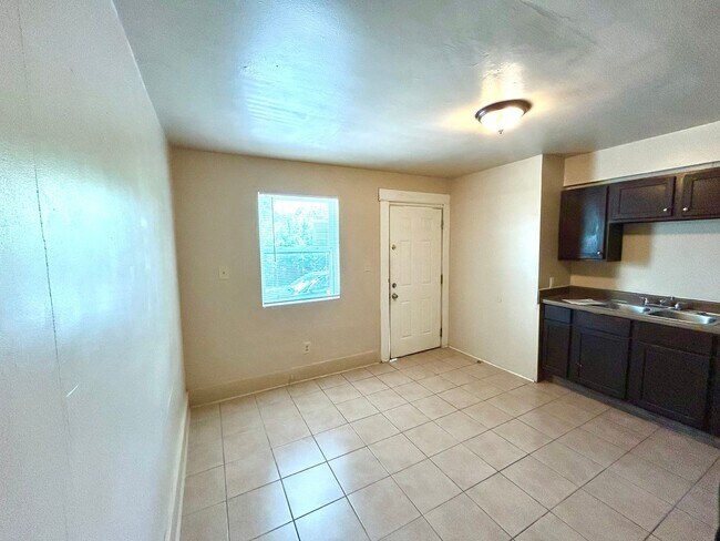 Building Photo - 1137 W Ashby Pl
