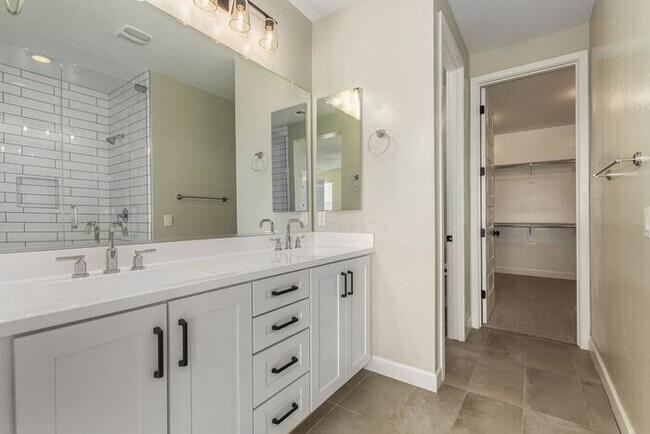 Building Photo - Rare end lot!