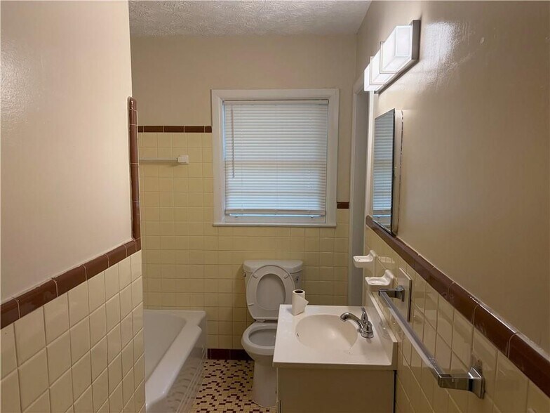 Building Photo - 2064 Montrose Dr