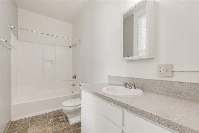 Building Photo - Beautiful 3 Bedroom Duplex Located in Goose Hollow!