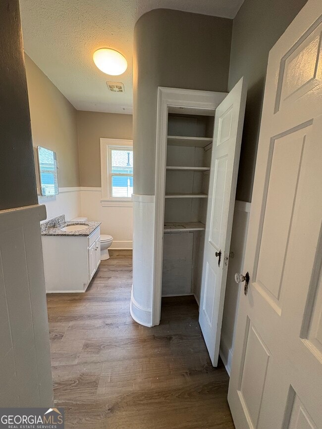 Building Photo - 11 S Elm St SW