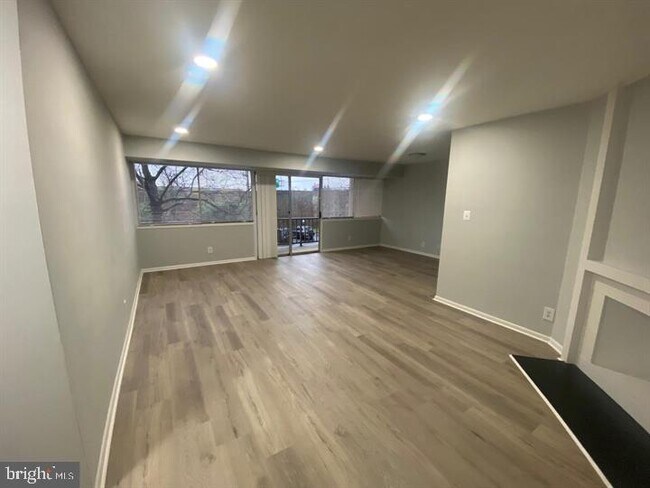 Building Photo - 5801 Quantrell Ave