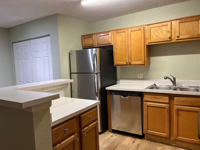 Building Photo - 355 Lakepointe Dr