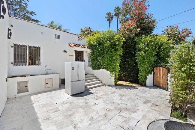 Building Photo - Traditional home | 3 bed 3 bath | Prime Pico-Robertson Area