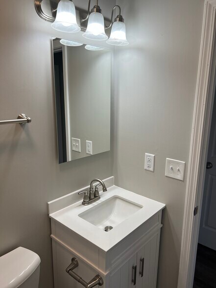 Building Photo - 605 Lakeshore Dr