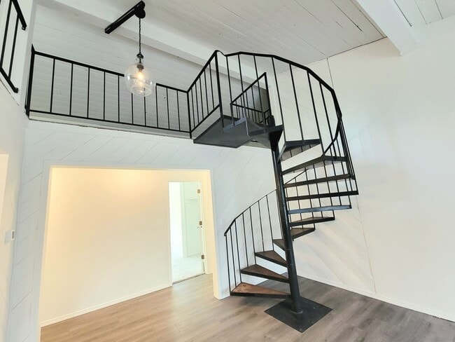 Building Photo - Spacious Yard and Detached Garage - Captiv...