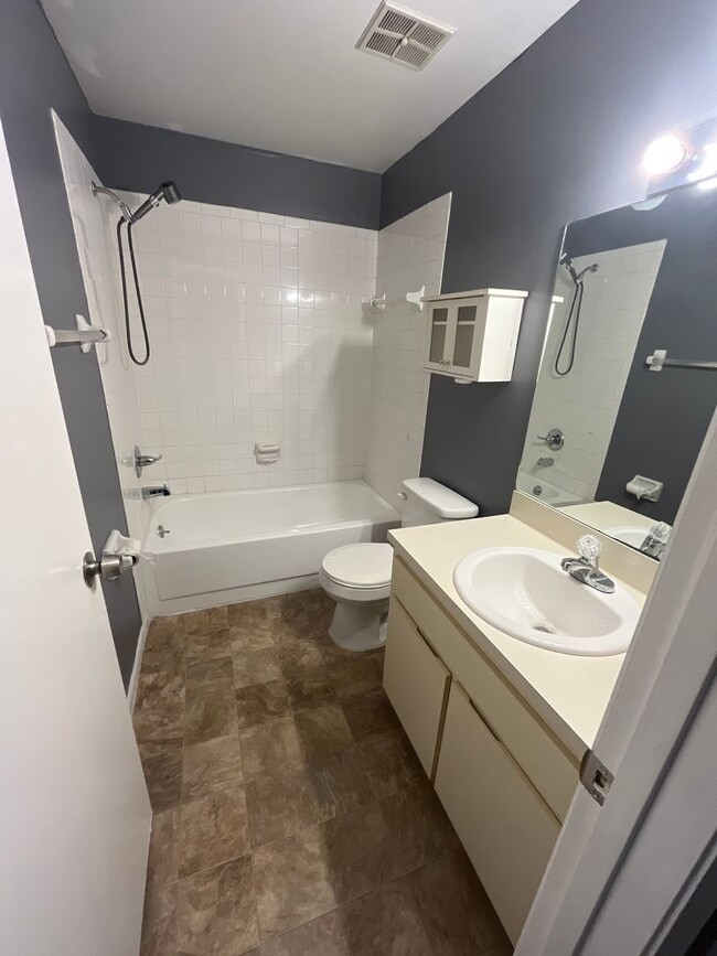 Building Photo - For Rent-2-bedroom, 2.5-bathroom located in the vibrant community of Brandon