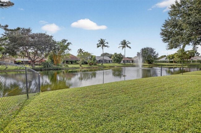 Building Photo - 9481 Oak Grove Cir