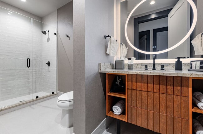 Building Photo - 1011 Canal St