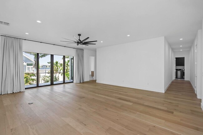 Building Photo - Stunning Custom Built Residence in the Exc...
