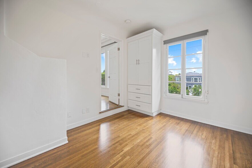 Building Photo - 1148 S Stanley Ave