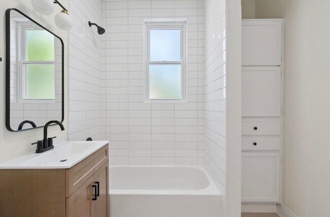 Building Photo - 1340 W Hollywood Ave