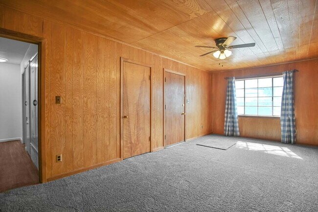 Building Photo - 3/1/1 close to medical and Texas Tech. Neutral colors.. Updated bath