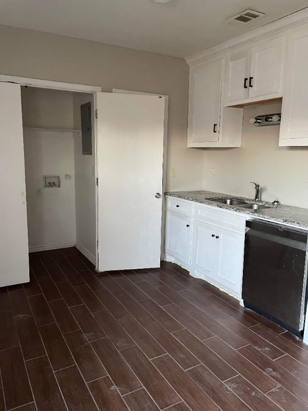 Building Photo - 9713 Sycamore Dr