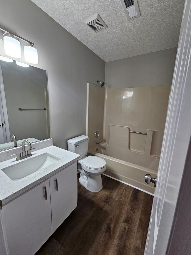 Building Photo - Three bedroom, two bath condo in High Point