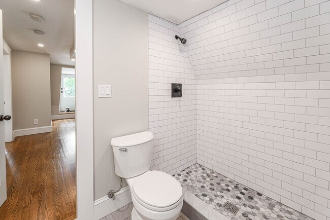 Building Photo - Modern 4bed 3 Bath with 3 parking