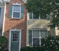 Building Photo - Stunning 2 Bedroom Townhome Near KSU