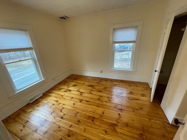 Building Photo - Spacious 3 Bedroom Unit