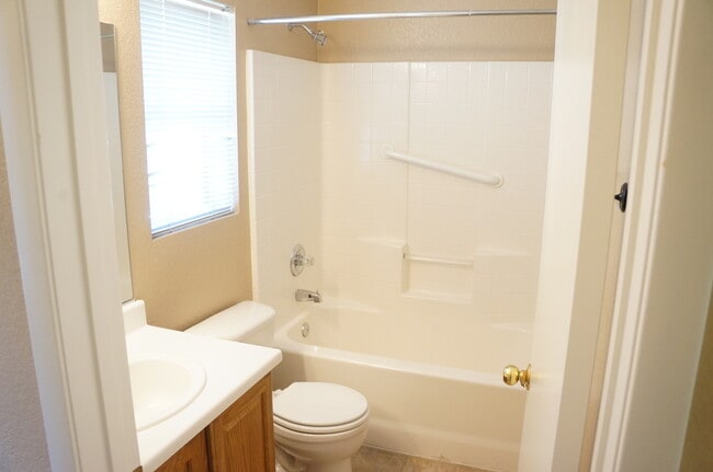 Building Photo - WONDERFUL 2 BEDROOM TOWNHOUSE IN GATED COM...