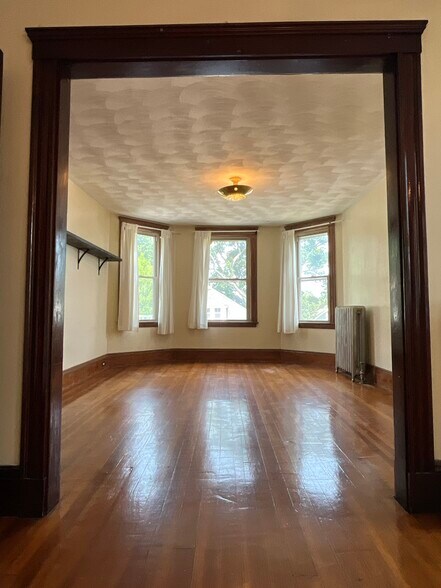 Building Photo - 82 Newburg St