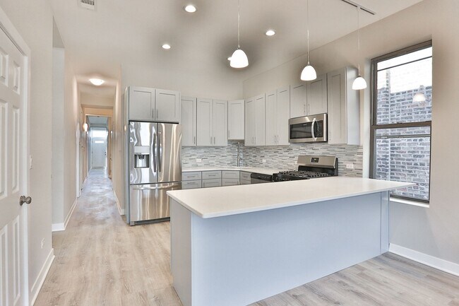 Building Photo - HUGE 5BED/2 bath in Wicker Park! Designer ...