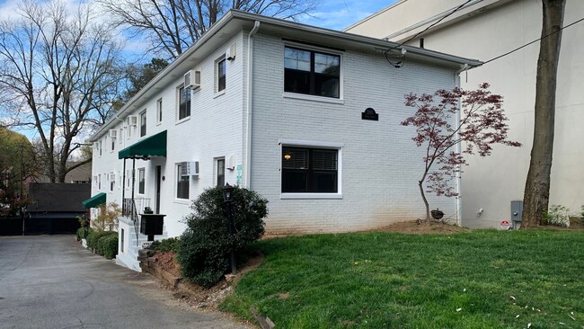 Building Photo - Top Floor - 1BR One Block from Piedmont Park! ~ Renovated!