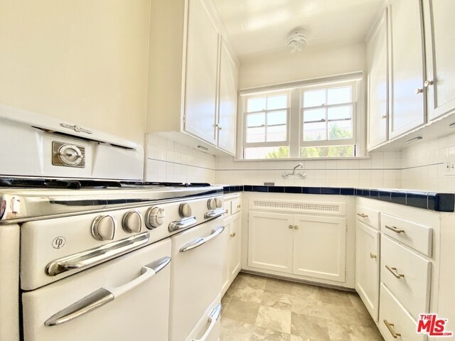 Primary Photo - 2254 N Beachwood Dr