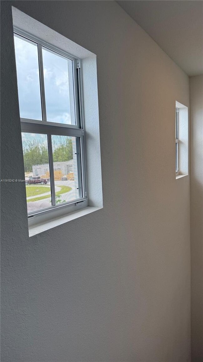 Building Photo - 2984 SE 23rd Ave