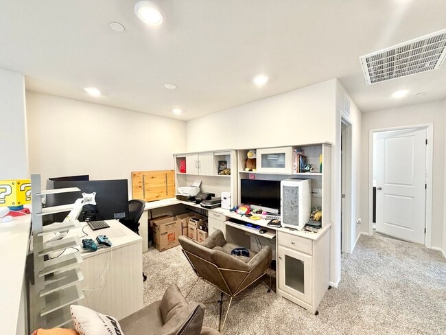 Building Photo - Modern 5 Bedroom 3 Bathroom Home in Tierra Del Sol with INCLUDED Solar & Low-Maintenance Living