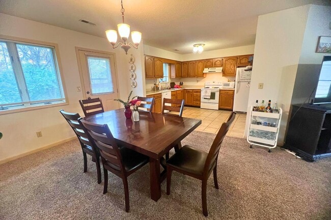 Building Photo - 2402 Garden Dr