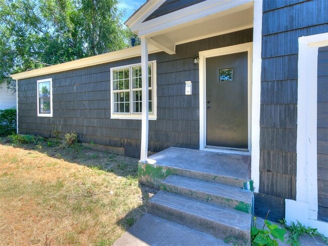 Building Photo - 3220 NE 14th Pl