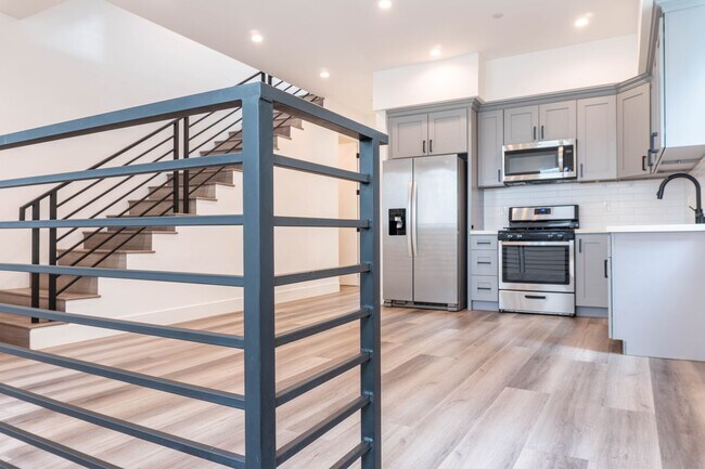 Building Photo - Beautiful Spacious Modern 3 Bedroom Townho...