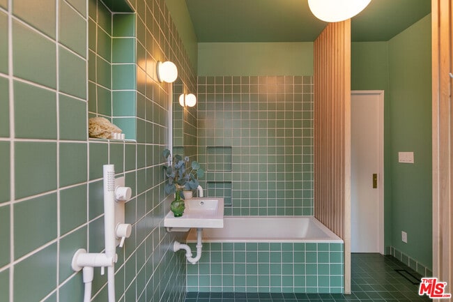 Building Photo - 5676 Hub St