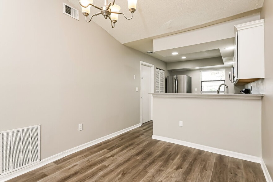 Building Photo - 351 Montgomery Ct