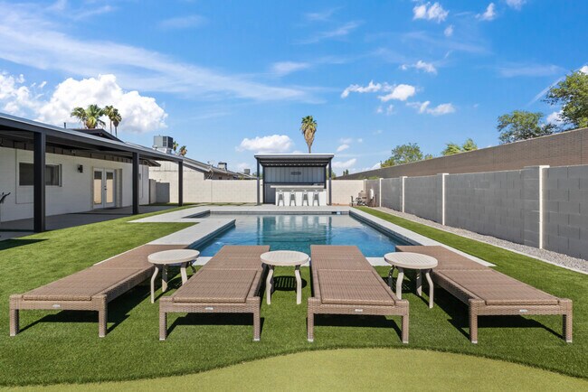 Building Photo - 2166 E Greenway Dr