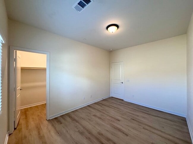 Building Photo - Stunning 2021 built 4 bedroom home for LEA...