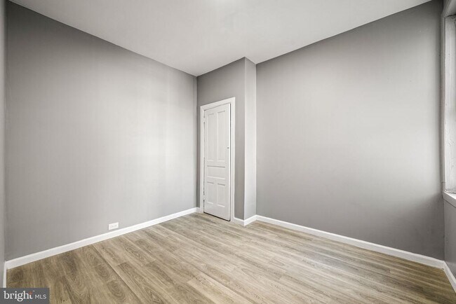 Building Photo - 2427 N Hollywood St