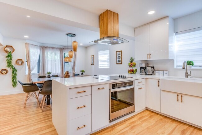 Building Photo - 1814 NW 14th Ave