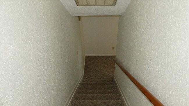 Building Photo - 15606 Santa Fe Dr