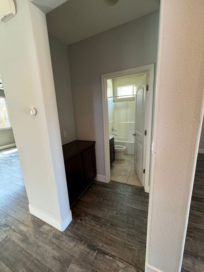 Building Photo - Stunning 4/3 in Roseville! 2 Car Garage!