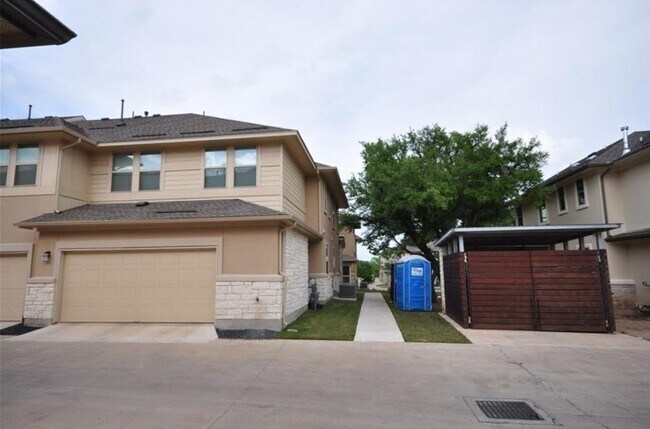 Building Photo - 13800 Lyndhurst St