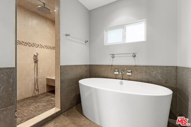 Building Photo - 2843 Lambert Dr